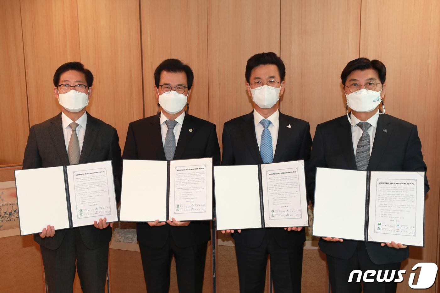 본문 이미지 - 충청권 4개 시도지사가 6일 대전에서 정기 간담회를 열고 국가철도망 구축계획 초안에서 빠진 철도망이 최종안에 반영될 수 있도록 정부에 공동 건의하기로 했다. 왼쪽부터 양승조 충남지사, 이시종 충북지사, 허태정 대전시장, 이춘희 세종시장. (충북도 제공)ⓒ 뉴스1