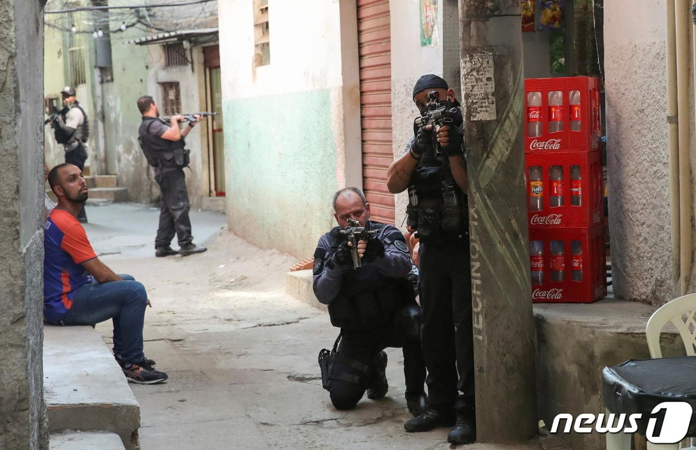 브라질 리우데자네이루 자카레지뉴 슬럼가에서 2021년 5월 6일&#40;현지시간&#41; 경찰이 마약밀매상 체포 작전을 벌이고 있다. ⓒ 로이터=뉴스1 ⓒ News1 최서윤 기자