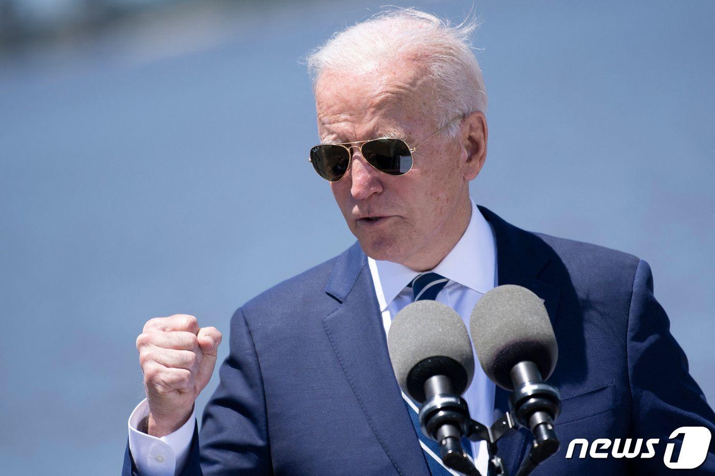 본문 이미지 - 조 바이든 미국 대통령이 6일(현지시간) 루이지애나주 웨스트레이크의 낡은 칼카시유 강변에서 대규모 인프라 투자법안의 필요성과 관련해 연설을 하며 법인세율 '25~28%'를 원한다고 말하고 있다. ⓒ AFP=뉴스1 ⓒ News1 우동명 기자