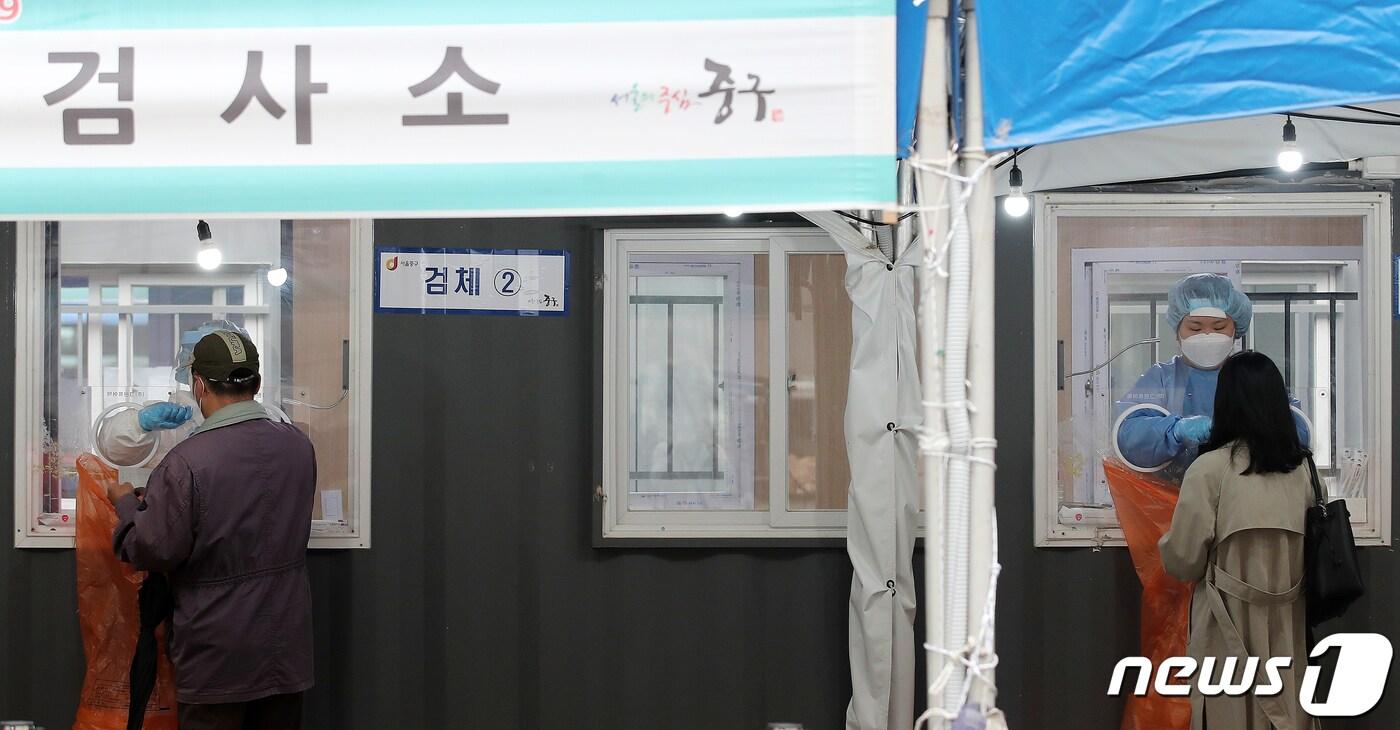  7일 오전 서울 중구 서울역광장에 마련된 신종 코로나바이러스 감염증(코로나19) 임시선별진료소에서 시민들이 검사를 받고 있다. 2021.5.7/뉴스1 ⓒ News1 김진환 기자