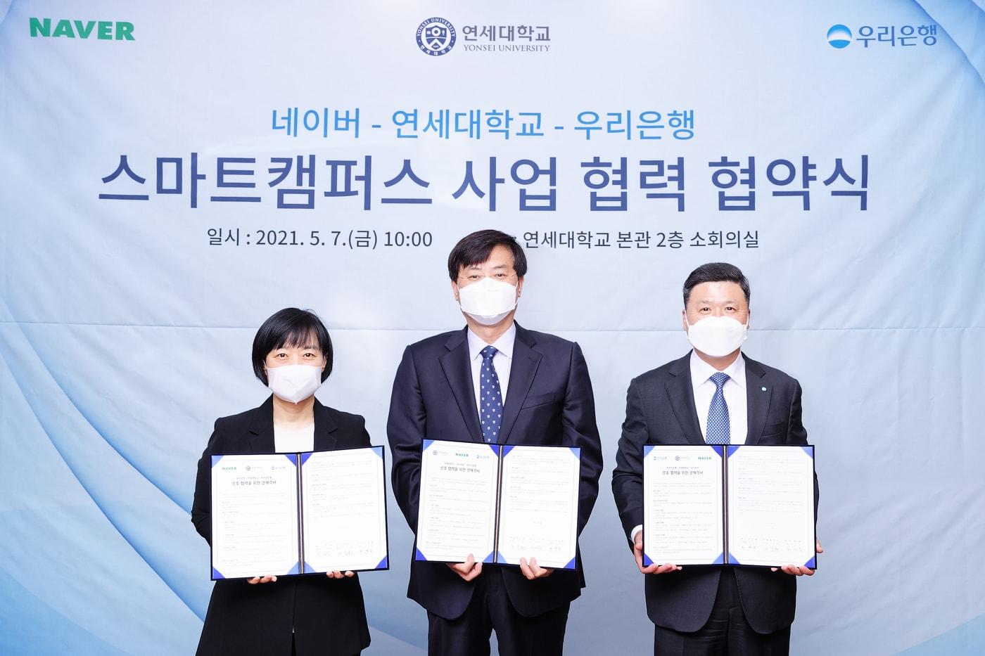 본문 이미지 - 7일 연세대학교 언더우드관에서 진행된 업무협약식 직후 한성숙 네이버 대표(왼쪽), 서승환 연세대학교 총장(가운데), 권광석 우리은행장(오른쪽)이 기념촬영을 하고 있다. (사진제공 = 네이버)ⓒ 뉴스1