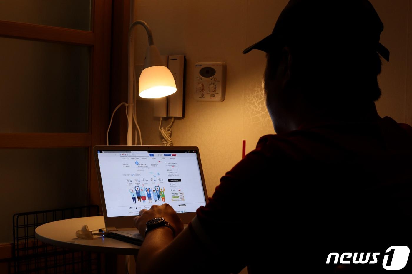 지난 4일 서울 관악구 신림동의 자택에서 시각장애인 조영규씨가 자신의 노트북으로 'e나라도움'(국고보조금통합관리시스템) 홈페이지를 살펴보고 있다. 2021.5.4/뉴스1 ⓒ News1 박동해 기자