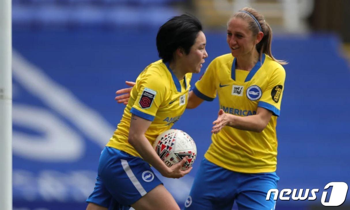 본문 이미지 - 브라이턴의 공격수 이금민(왼쪽). (브라이턴 SNS). ⓒ 뉴스1