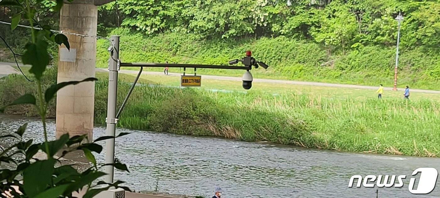 탄천변에 설치된 방범용 CCTV 모습.(성남시 제공) ⓒ News1 
