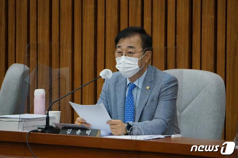 본문 이미지 - 김윤덕 국회의원이 김부겸 국무총리 후보자 인사청문회에서 질의를 하고 있다.(의원실제공)2021.5.8/뉴스1