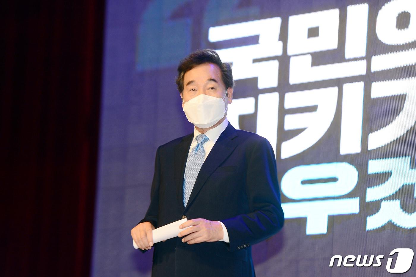 이낙연 전 더불어민주당 대표가 8일 오후 광주 서구 김대중컨벤션센터에서 열린 '신복지광주포럼' 발족식에 참석해 '내 삶을 지켜주는 나라 – 포용적 책임정부와 혁신적 선도국가의 비전'을 주제로 특강하고 있다. 2021.5.8/뉴스1 ⓒ News1 정다움 기자