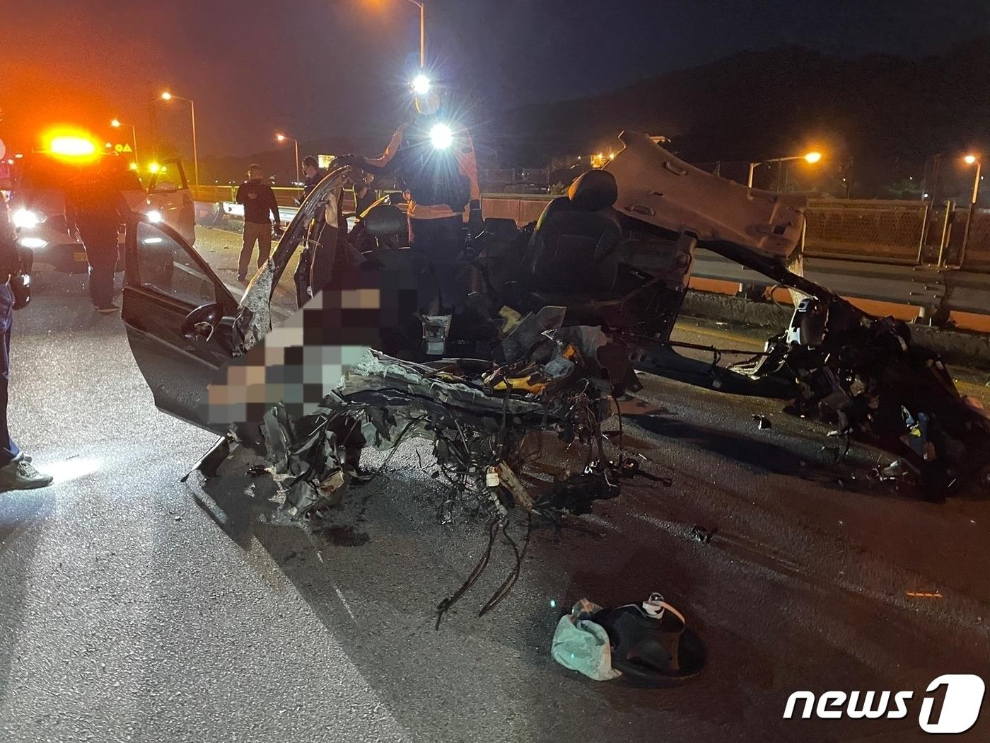 본문 이미지 - 8일 오후 7시30분께 전북 전주시 완산구 원당동 원당육교 인근의 한 도로에서 쏘나타 승용차가 중앙분리대를 들이받았다.(전북소방본부 제공)2021.5.8/ⓒ 뉴스1