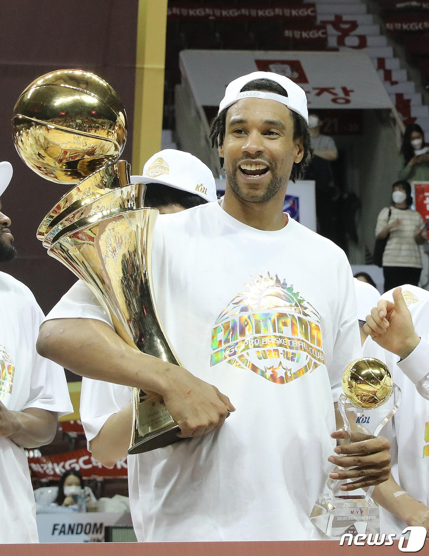 본문 이미지 - 9일 오후 경기 안양실내체육관에서 열린 2020-2021 프로농구 챔피언결정전 4차전 안양 KGC 인삼공사와 전주 KCC 이지스의 경기에서 KGC 설린저가 우승 트포리와 MVP 트로피를 들어올리고 있다. 2021.5.9/뉴스1 ⓒ News1 임세영 기자