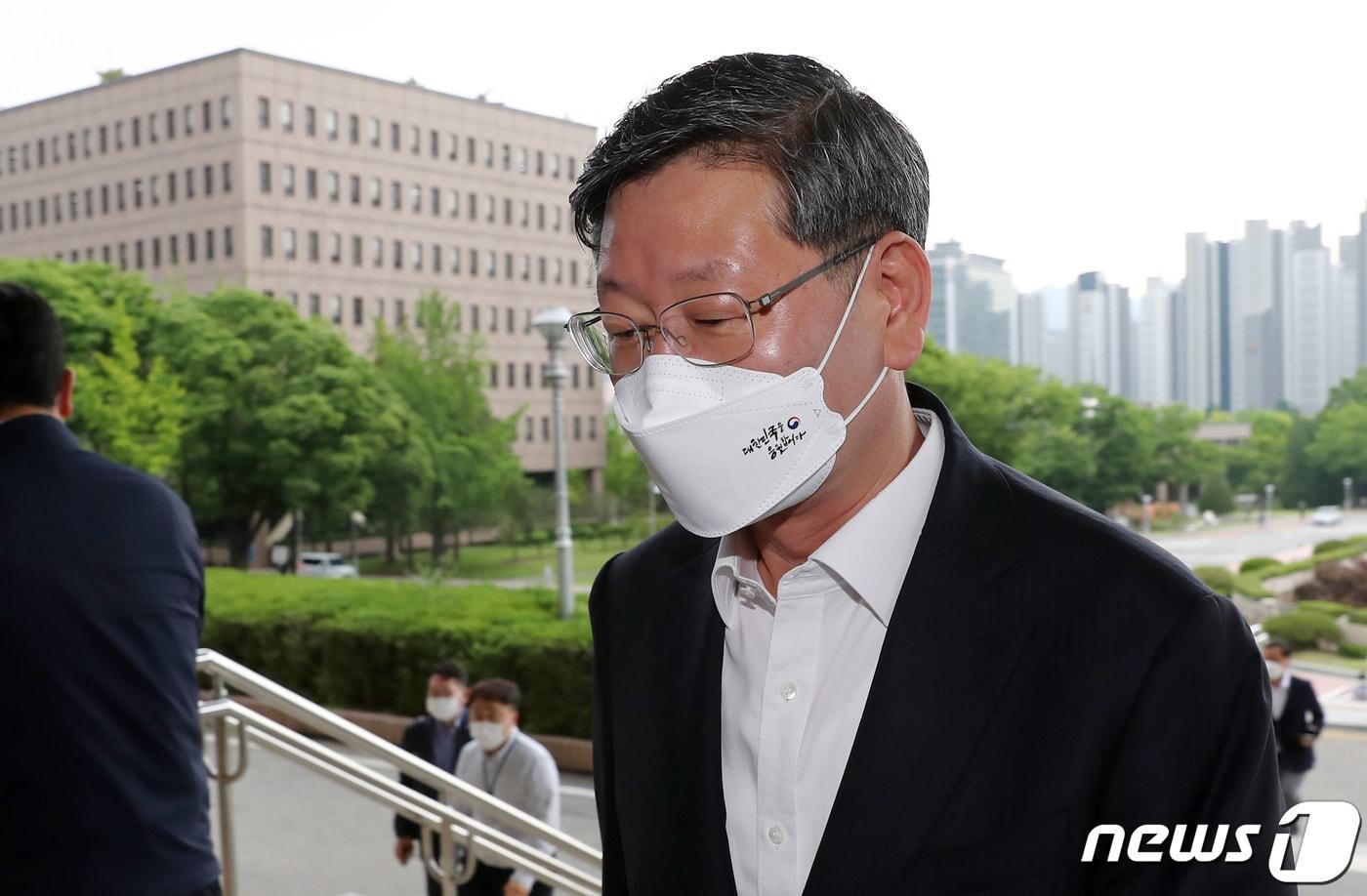 사의를 표명한 이용구 법무부 차관이 1일 오전 경기 정부과천청사 법무부로 출근하고 있다. 2021.6.1/뉴스1 ⓒ News1 안은나 기자