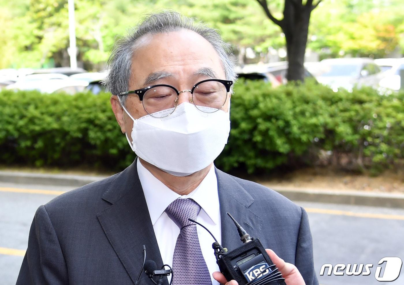 본문 이미지 - 지난 2021년 6월1일 부하직원 강제추행 혐의로 오거돈 전 부산시장이 부산 연제구 거제동 부산지방법원에 출석하고 있다.2021.6.1/뉴스1 ⓒ News1