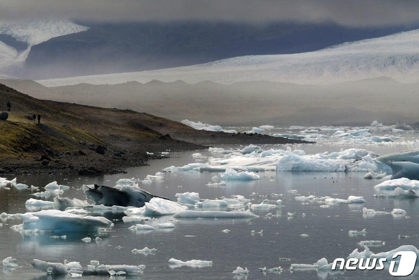 본문 이미지 - 아이슬란드의 빙하 면적이 지구 온난화의 영향으로 20년 전보다 750㎢ 줄었다는 연구결과가 나왔다. ⓒ AFP=뉴스1
