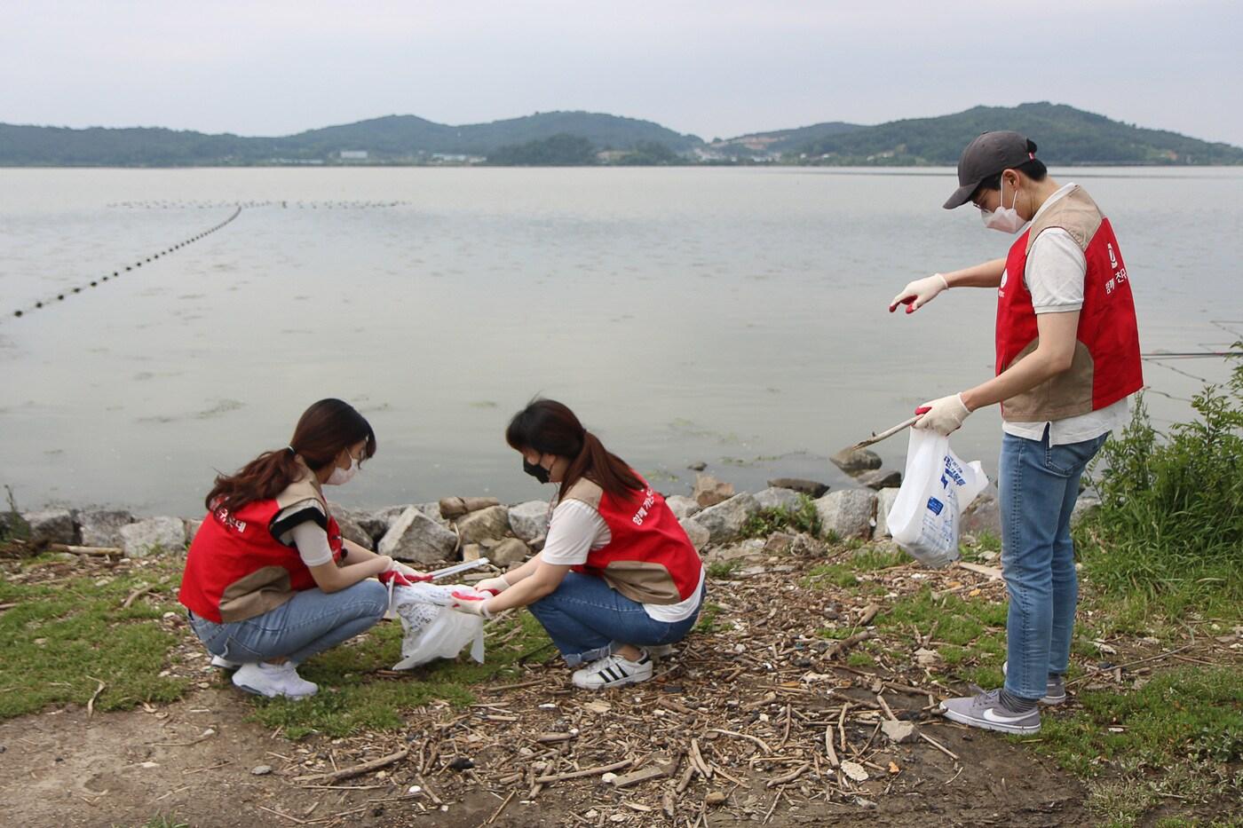 롯데월드 아쿠아리움, 바다의날 맞이 연안 정화 활동ⓒ 뉴스1