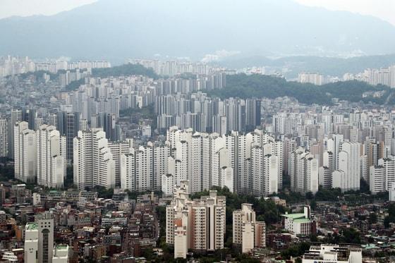 본문 이미지 - 서울 영등포구 여의도 63아트에서 바라본 아파트 모습. 2021.6.1/뉴스1 ⓒ News1 황기선 기자