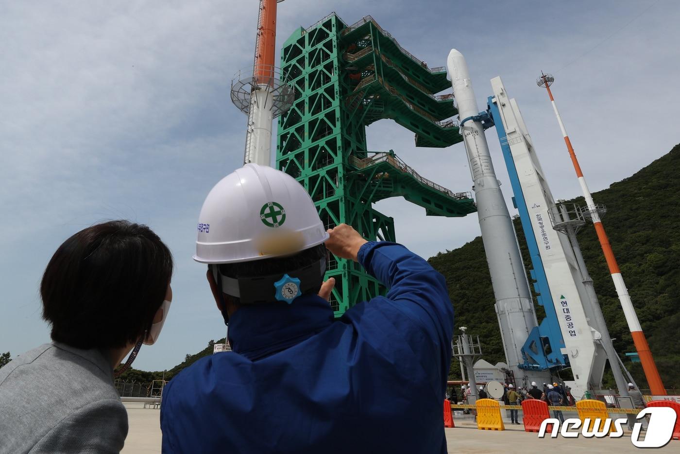1일 오전 전남 고흥 나로우주센터에서 누리호 인증모델이 신규 구축된 제2발사대의 인증시험을 위해 발사대 기립해 있다. 발사대 인증시험은 인증모델 추진제 충전 및 배출 등 전체 발사 운용 절차를 수행하는 형태로 진행됐다. 2020.6.1/뉴스1 ⓒ News1 성동훈 기자