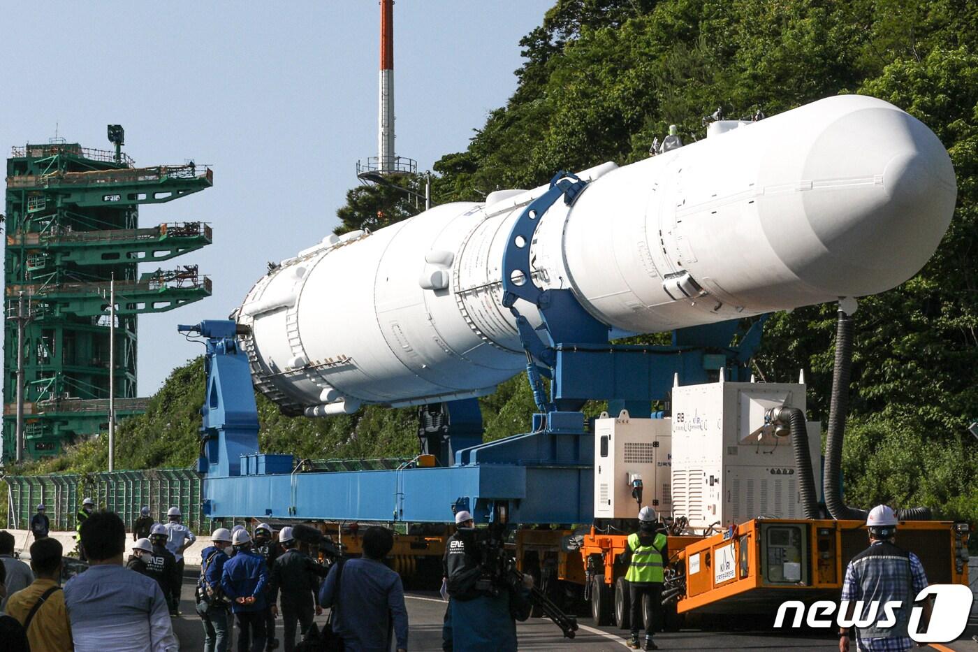 지난해 6월1일 오전 전남 고흥 나로우주센터에서 누리호 인증모델이 신규 구축된 제2발사대의 인증시험을 위해 발사체 조립동에서 발사대로 이동하고 있다. 2020.6.1/뉴스1 ⓒ News1 성동훈 기자