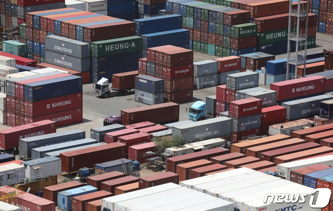 본문 이미지 - 부산항 감만부두와 신선대부두 전경 ⓒ News1 DB