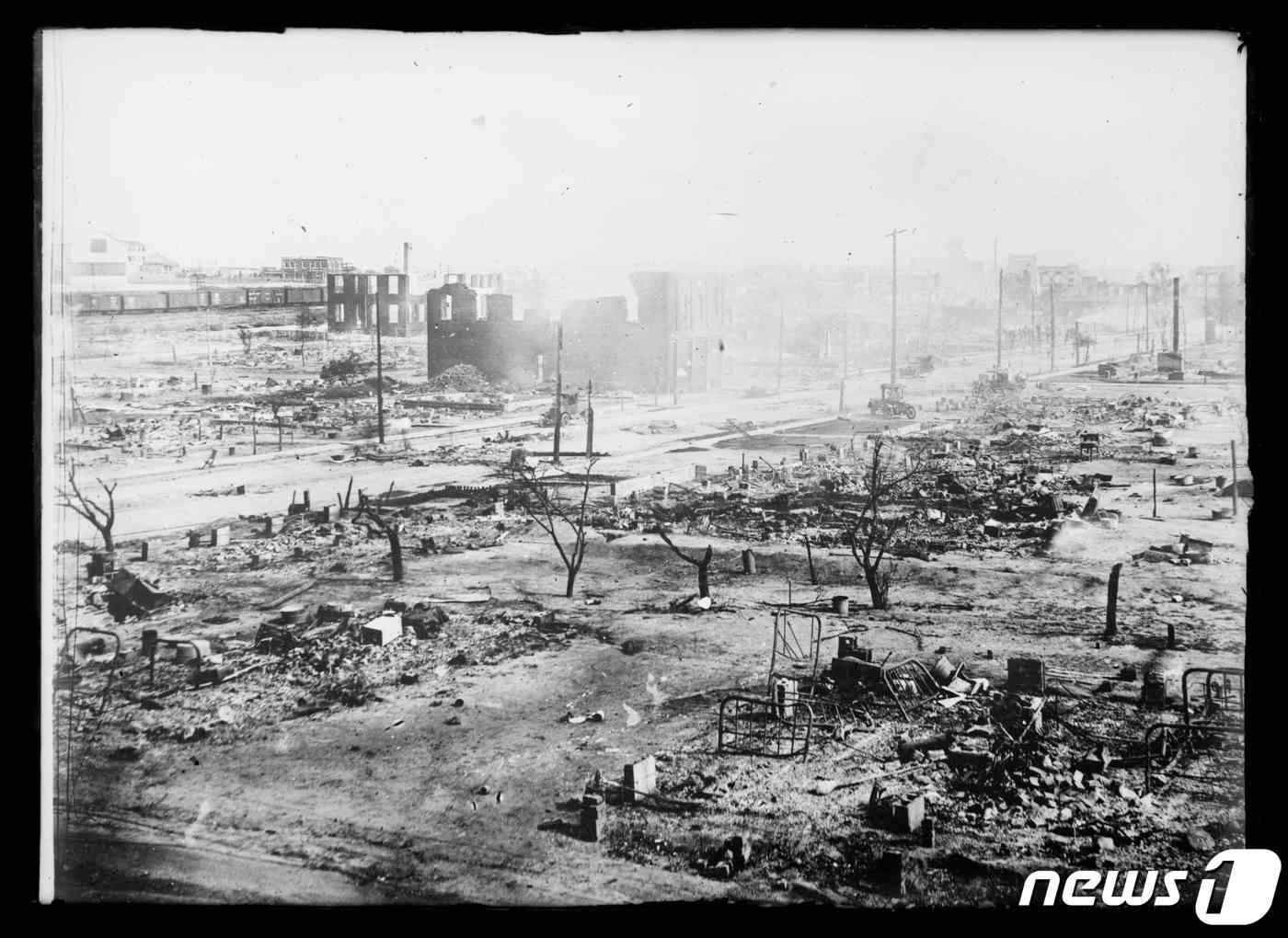 본문 이미지 - 1921년 5월31일부터 이틀간 벌어진 백인들의 폭동으로 오클라호마주 털사 그린우드의 흑인 주민 300명이 사망하고 흑인 지역사회는 폐허가 됐다.  ⓒ AFP=뉴스1