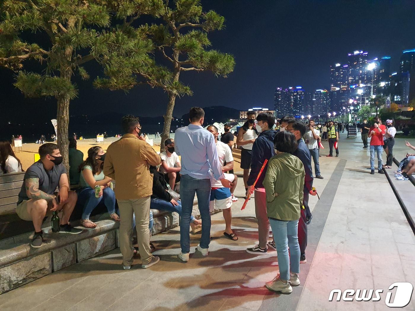 본문 이미지 - 지난달 30일 미국의 메모리얼데이 연휴를 맞아 주한미군을 포함한 외국인 2000여명이 부산 해운대 해수욕장 일대에서 코로나19 방역수칙을 위반하는 등 소동을 벌였다.  ⓒ 뉴스1