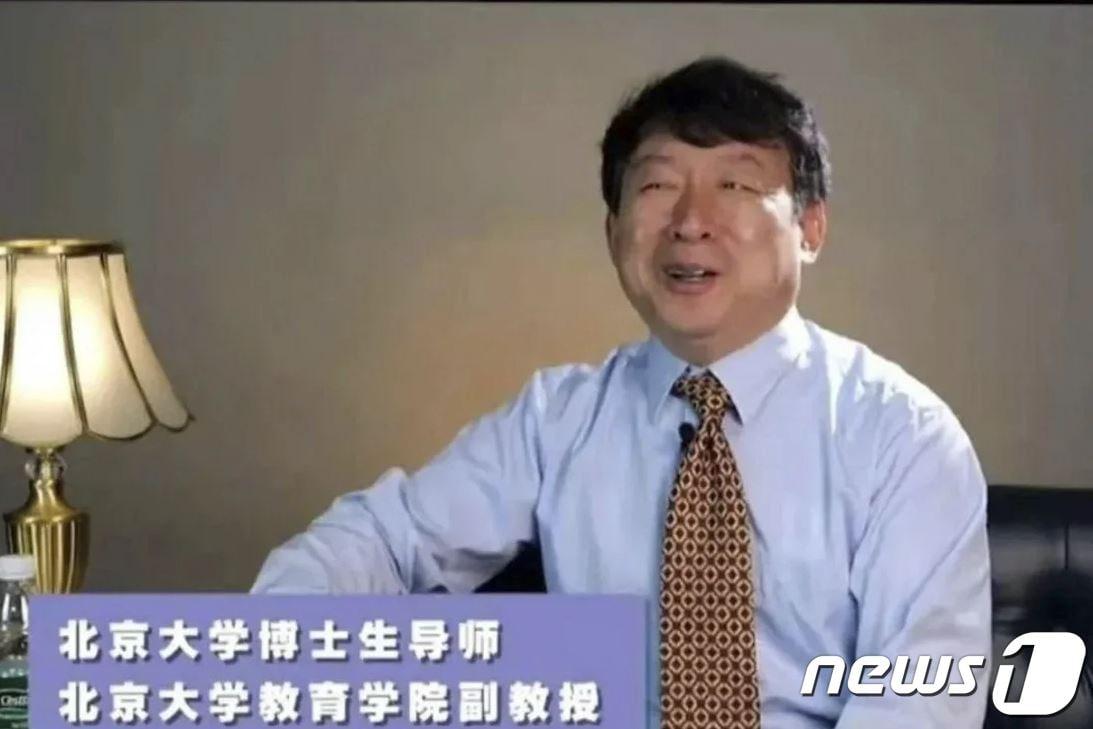 본문 이미지 - 북경대 부교수가 초등학생 딸의 학업 성적에 불평을 털어놓는 영상이 틱톡에서 화제가 되고 있다. ⓒ 뉴스1