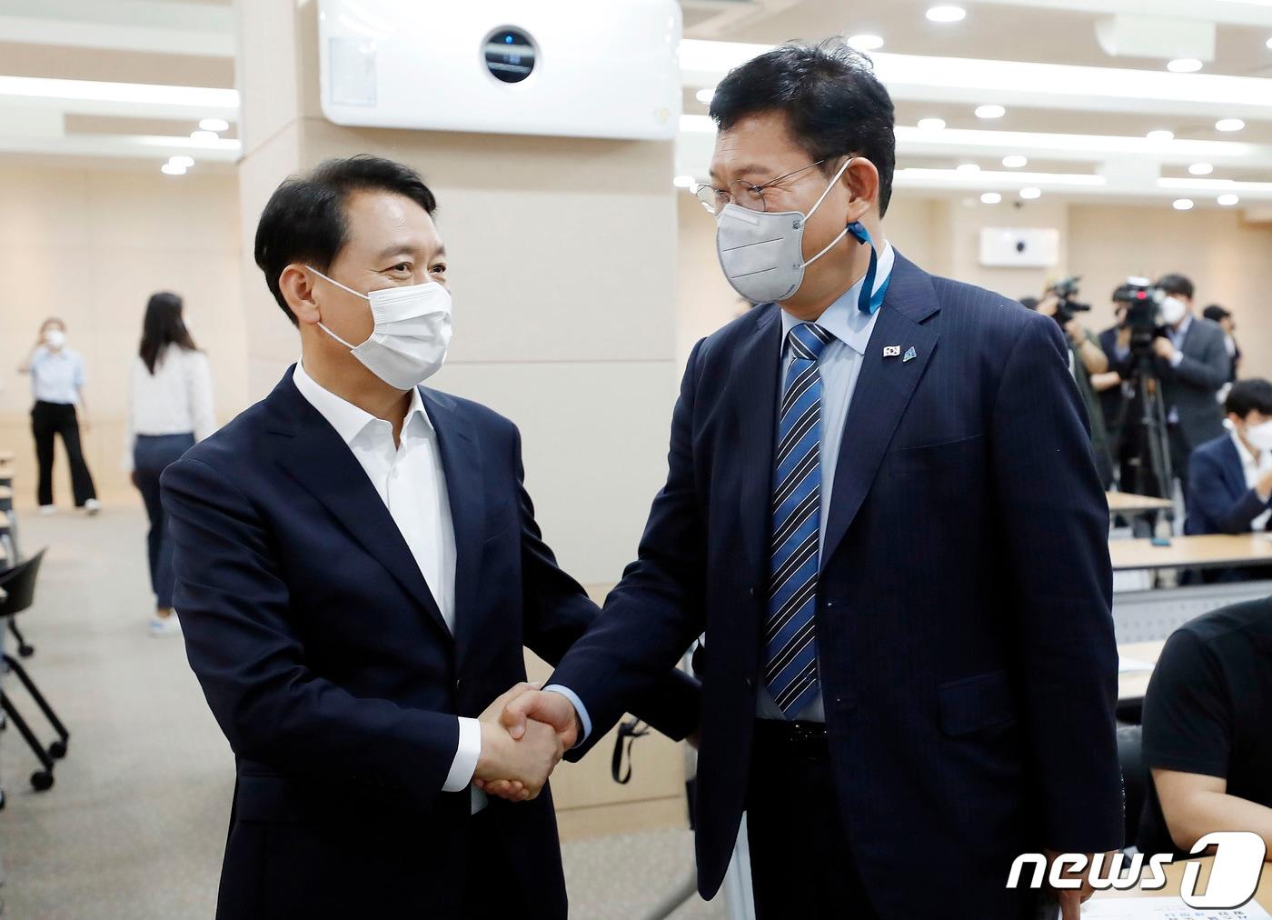 본문 이미지 - 더불어민주당 송영길 대표와 이광재 의원이 1일 서울 여의도 이룸센터에서 열린 '누구나집 5.0 및 누구나주택보증 시스템 도입방안 세미나'에 참석해 악수하고 있다. 2021.6.1 ⓒ 뉴스1 이동해 기자