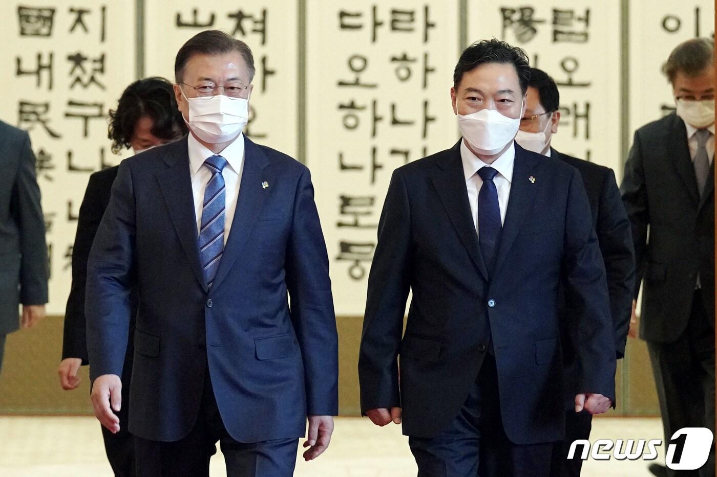 본문 이미지 - 문재인 대통령이 지난해 6월1일 오후 청와대에서 김오수 신임 검찰총장에게 임명장 수여 후 환담장으로 이동하고 있다. 2021.6.1/뉴스1 ⓒ News1 이광호 기자