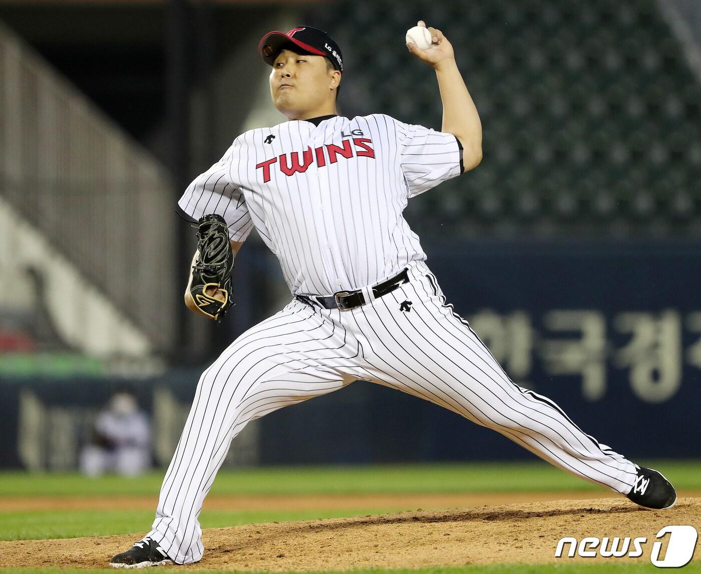 본문 이미지 - 1일 오후 서울 잠실야구장에서 열린 '2021 신한은행 SOL KBO리그' kt위즈와 LG트윈스의 경기에서 LG 두 번째 투수로 등판한 이우찬이 5회초 힘차게 공을 던지고 있다. 2021.6.1/뉴스1 ⓒ News1 김진환 기자