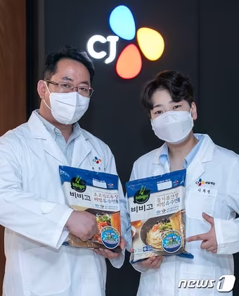 본문 이미지 - 최종택 CJ식품연구소 부장과 이희민 연구원(오른쪽)이 1일 오후 서울 중구 CJ제일제당센터에서 뉴스1과 인터뷰를 앞두고 포즈를 취하고 있다. 2021.6.1/뉴스1 ⓒ News1 김진환 기자