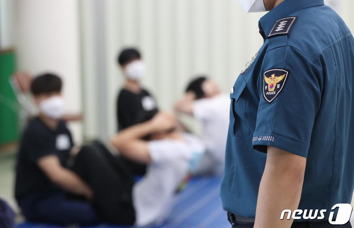 경기도 수원시 장안구 경기남부경찰청에서 응시생들이 체력시험을 치르고 있다. 2021.6.10/뉴스1 ⓒ News1 김영운 기자