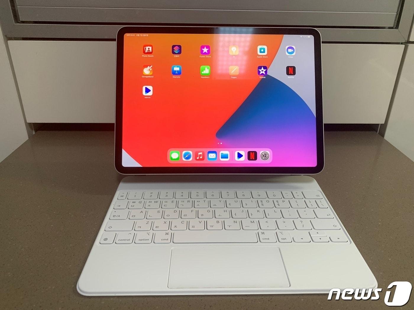 본문 이미지 - 아이패드 프로 5세대 11인치 모델과 매직키보드. ⓒ 뉴스1