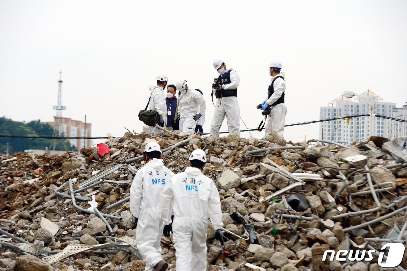 광주 동구 학동 재개발지역 건물 붕괴 현장에서 국과수 관계자들이 합동감식을 진행하고 있다. ⓒ News1