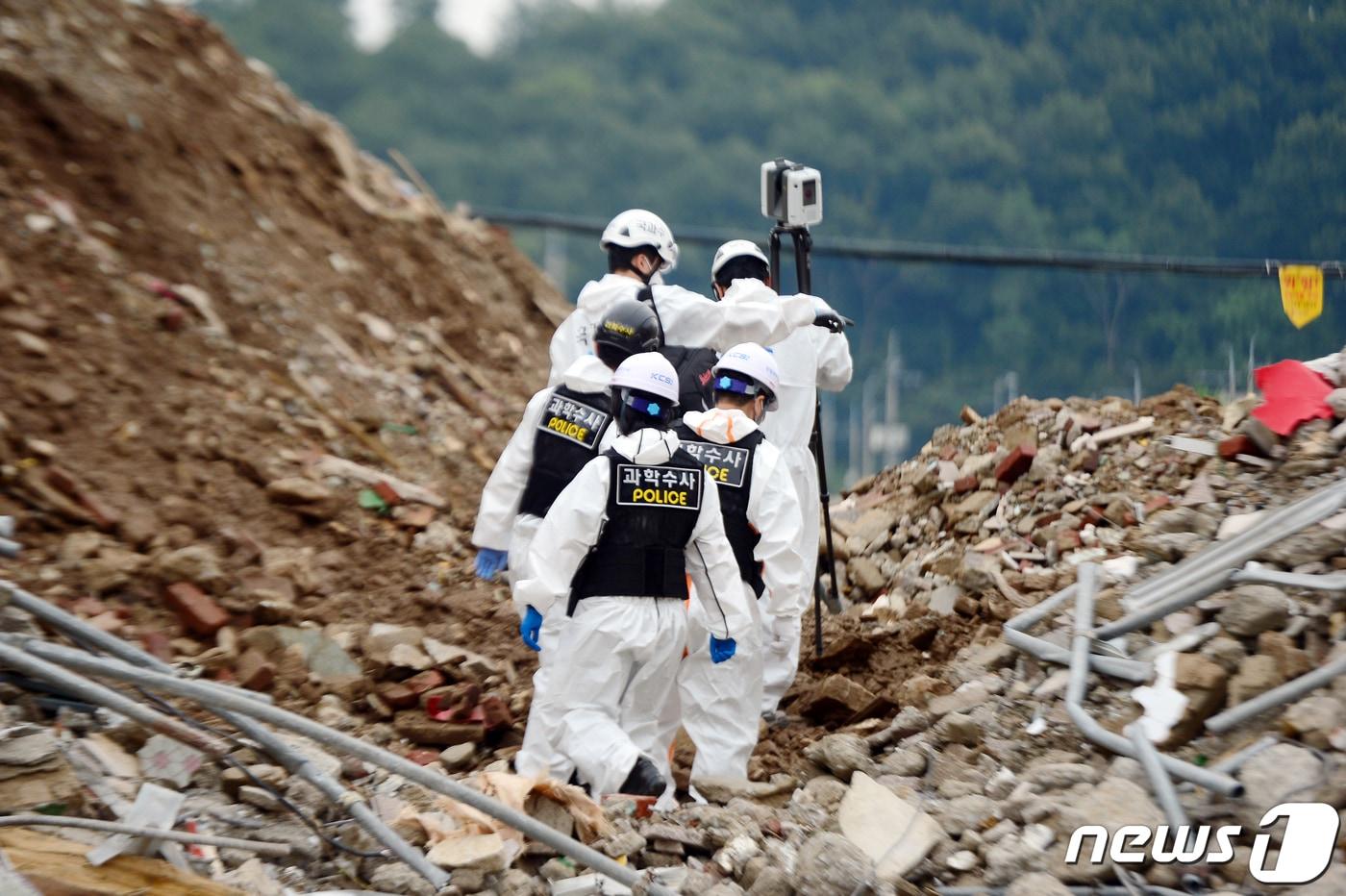 10일 오후 광주 동구 학동 재개발지역 건물 붕괴 현장에서 국과수 관계자들이 합동감식을 진행하고 있다. 전날 철거 중이던 5층 건물이 붕괴되면서 주행 중이던 시내버스가 매몰, 9명이 사망하고 8명이 부상을 입었다. 2021.6.10/뉴스1 ⓒ News1