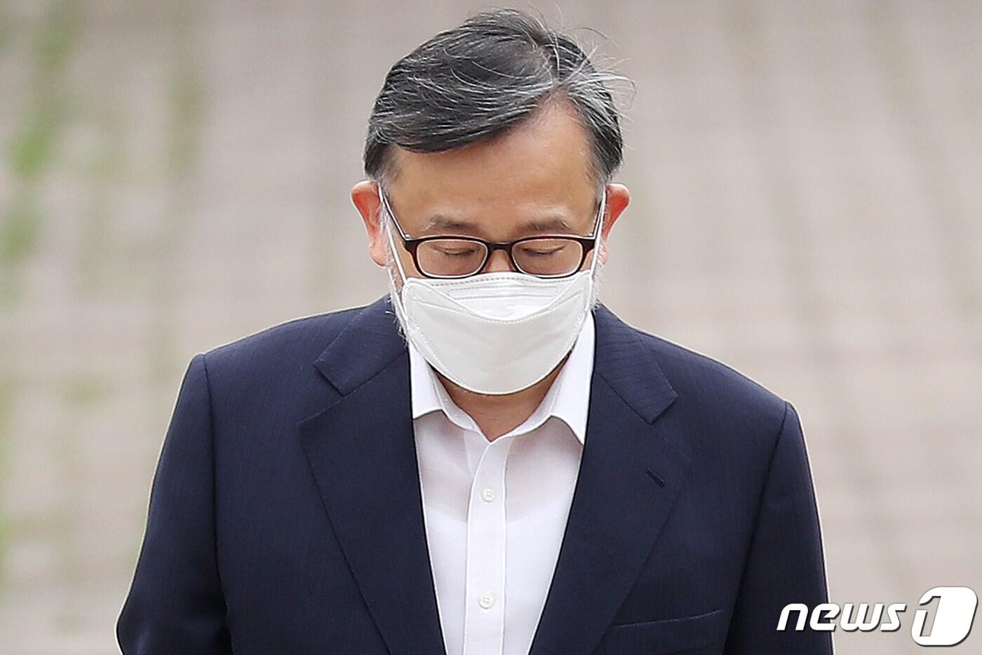 본문 이미지 - 수억원대 뇌물수수 혐의를 받고 있는 김학의 전 법무부 차관이 10일 오후 경기 의왕 서울구치소에서 보석 출소하고 있다. 2021.6.10/뉴스1 ⓒ News1 민경석 기자