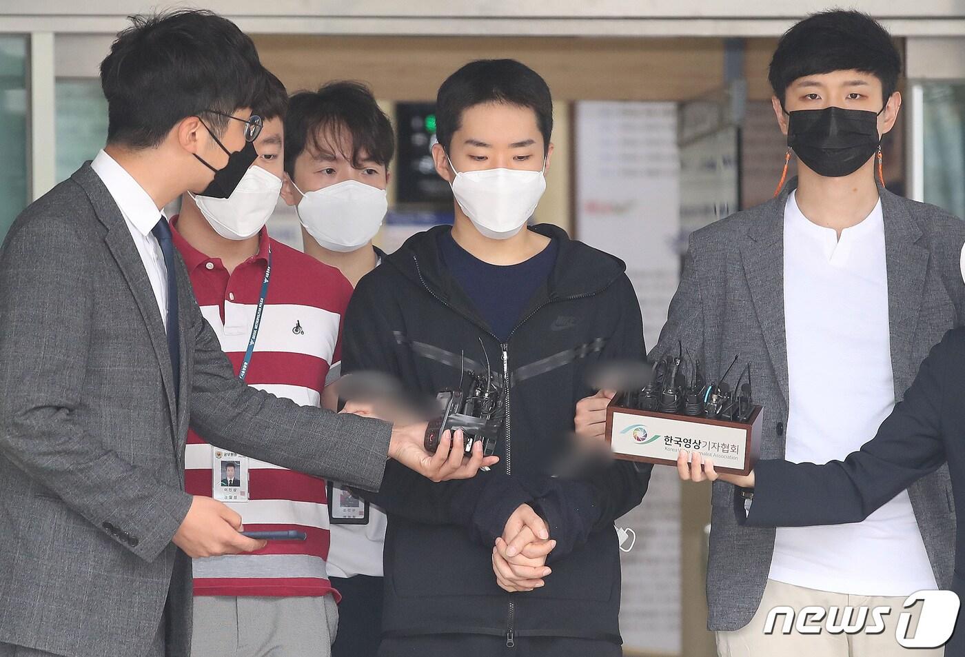 본문 이미지 - 김영준이 지난해 6월11일 오전 서울 종로경찰서를 나와 서울중앙지검으로 송치되고 있다. 2021.6.11/뉴스1 ⓒ News1 임세영 기자
