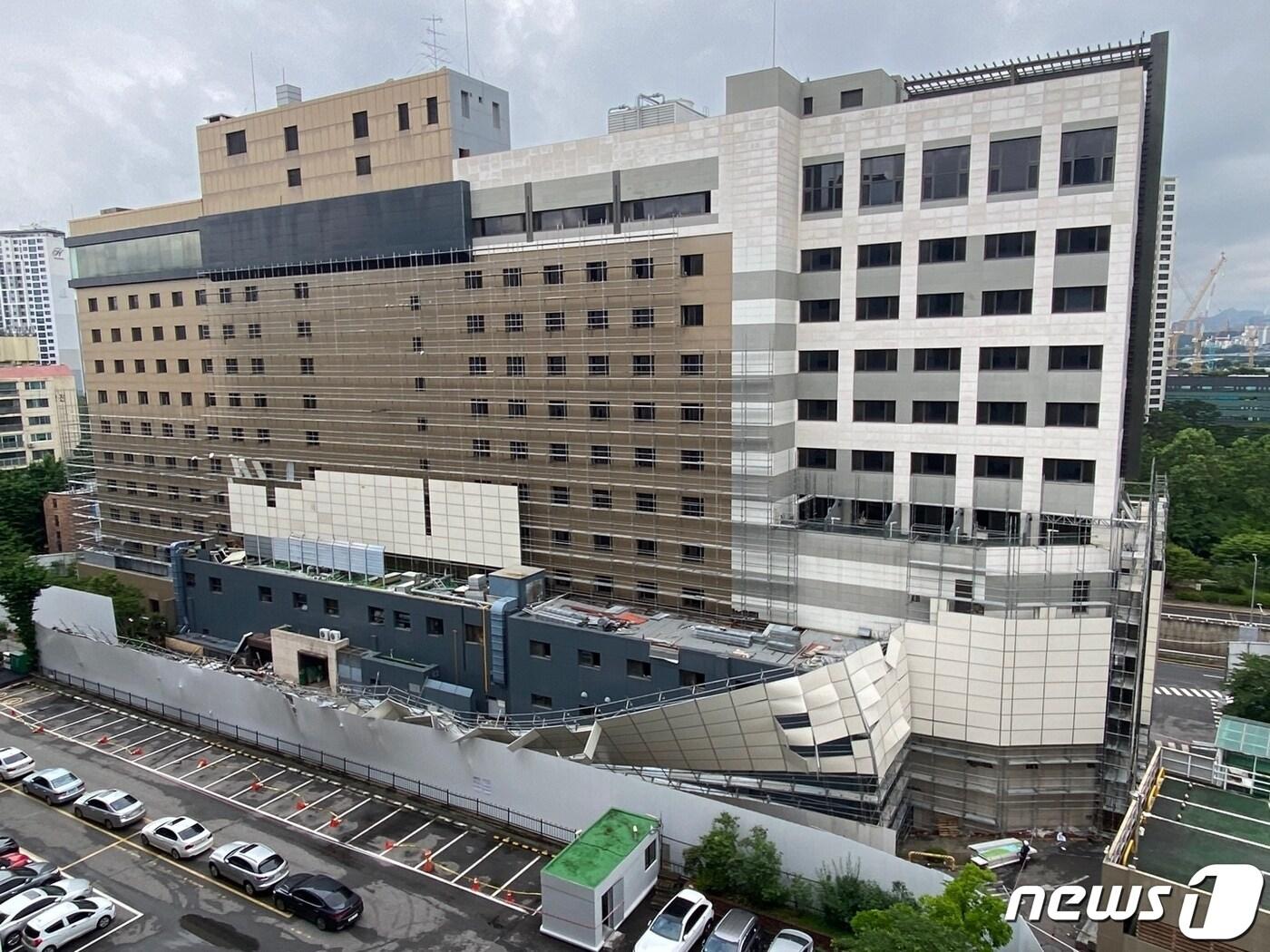 본문 이미지 - 11일 오전 1시55분쯤 서울 서초구 반포동 쉐라톤 팔레스호텔 개조공사현장에서 구조물이 쓰러지는 사고가 발생했다. ⓒ 뉴스1(독자제공)