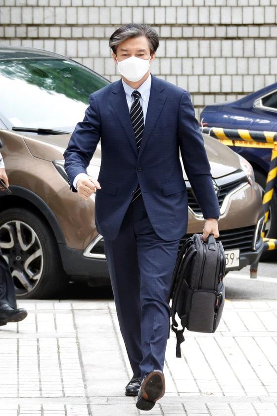 본문 이미지 - 조국 전 장관이 지난 11일 오전 서울 서초구 중앙지법에서 열린 공판에 출석하고 있는 모습. ⓒ News1 