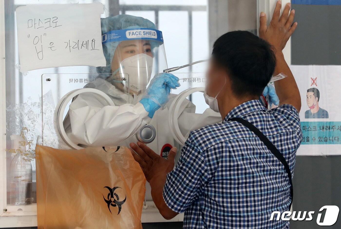 11일 오전 서울역 광장에 마련된 중구 임시선별진료소에서 의료진이 코로나19 검사를 하고 있다. /뉴스1 ⓒ News1 이동해 기자