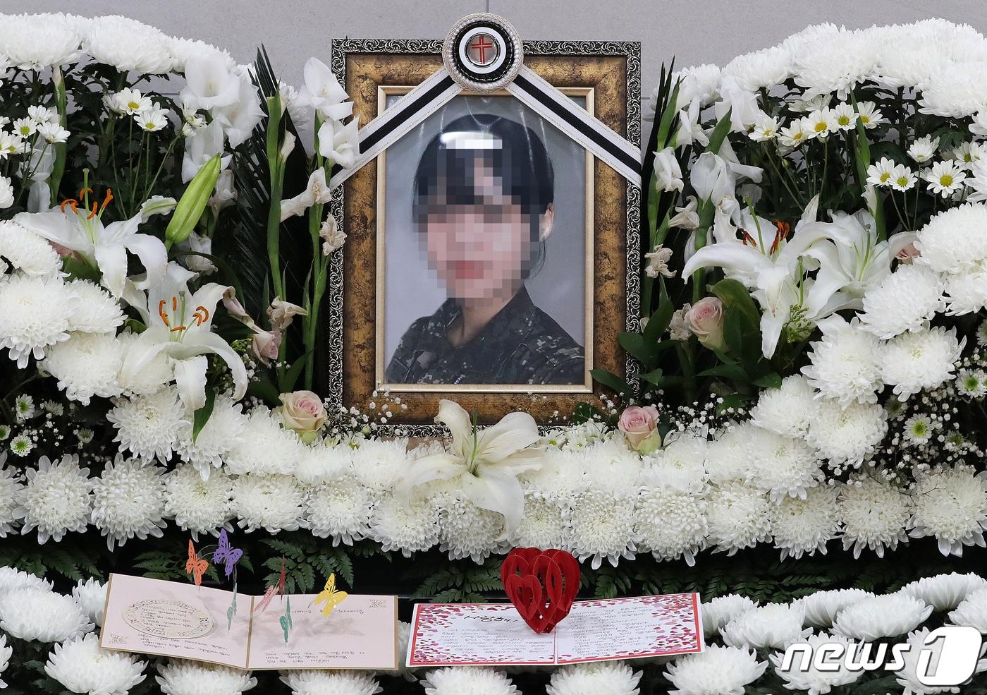 본문 이미지 - 경기도 성남시 국군수도병원 장례식장에 마련된 고(故) 이모 공군 중사 분향소에 어머니의 편지가 놓여 있다. 2021.6.11/뉴스1 ⓒ News1 박세연 기자