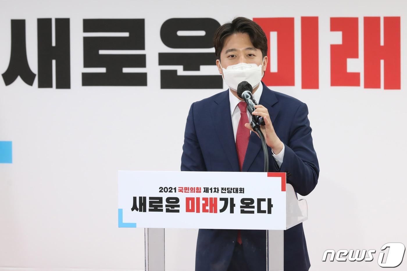 본문 이미지 - 이준석 국민의힘 신임 대표가 11일 오전 서울 영등포구 국민의힘 당사에서 열린 전당대회에서 수락연설을 하고 있다. '30대·0선'의 이 대표는 역대급 전당대회 흥행을 주도한 끝에 헌정사상 최초의 30대 보수정당 대표에 올랐다. 2021.6.11/뉴스1 ⓒ News1 오대일 기자