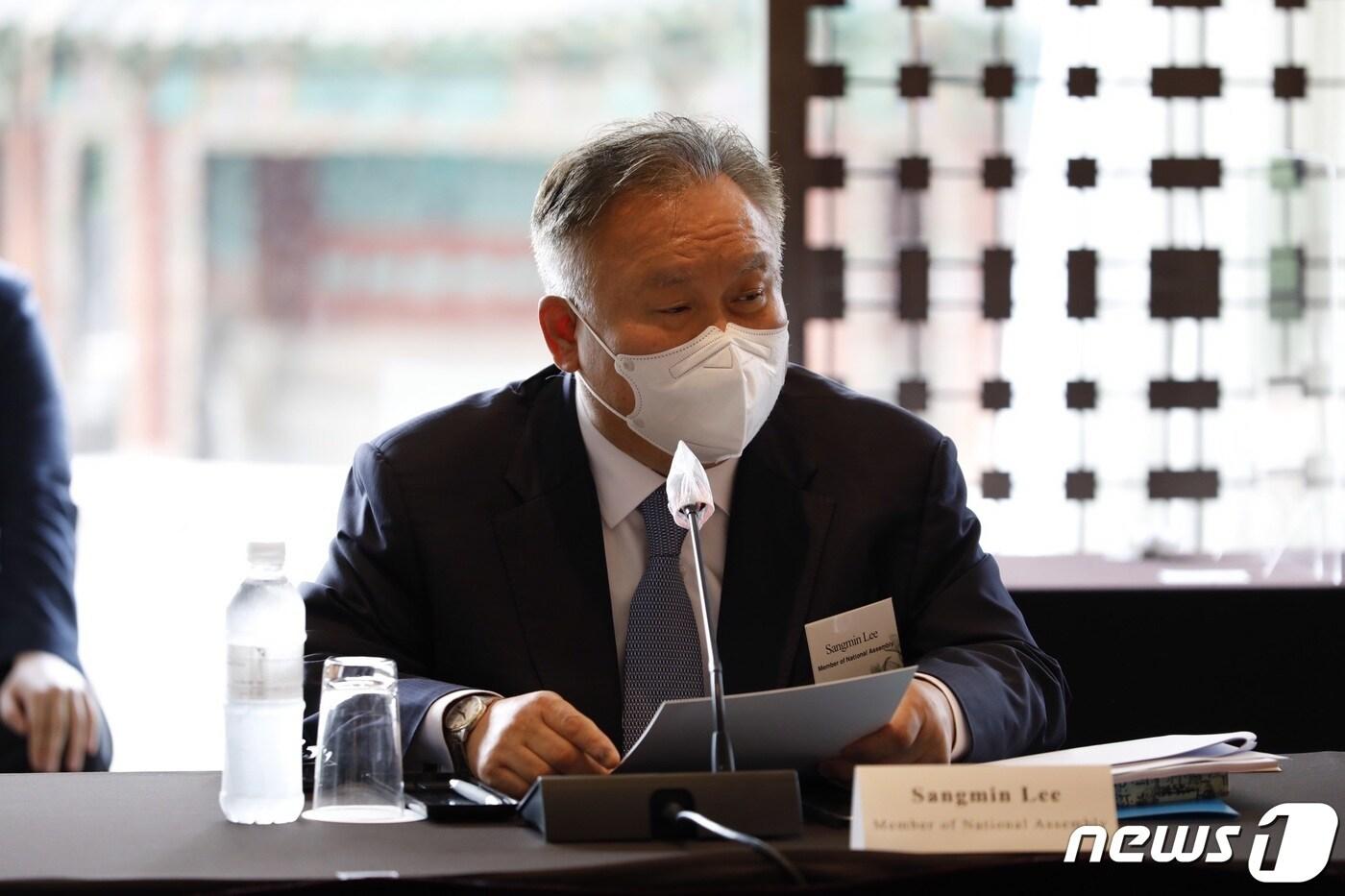 본문 이미지 - 이상민 더불어민주당 의원이 11일 오전 서울 웨스틴조선호텔에서 열린 ‘인종·혐오 차별 대응 주한대사 등 간담회‘에서 평등법 제정 등 인권 현안에 대해 발언하고 있다. (국가인권위원회 제공) 2021.6.11/뉴스1