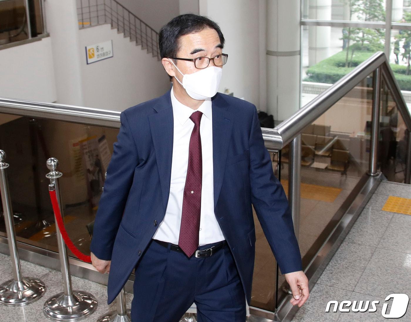 본문 이미지 - 조명균 전 청와대 통일외교안보정책비서관이 11일 서울 서초구 서울중앙지법에서 열린 &#39;NLL 대화록 폐기 및 손상 혐의 파기환송심&#39; 1차 공판에 출석하고 있다. 2021.06.11/뉴스1 ⓒ News1 권현진 기자