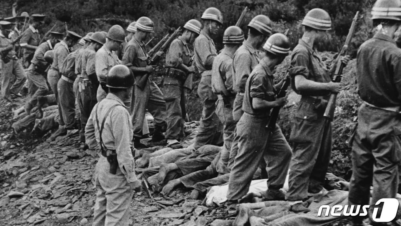 본문 이미지 - 1950년 6월 25일 한국전쟁 발발 직후 대전 산내 골령골에서 자행된 민간인 학살 관련 사진자료. (KBS 대전방송총국 제공) ⓒ뉴스1