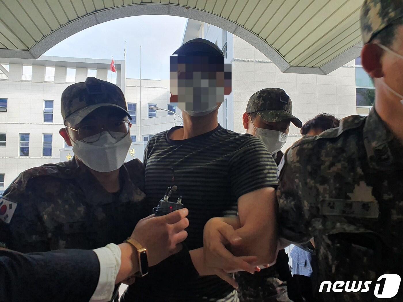 본문 이미지 - '성추행 피해' 부사관 사망 사건 관련 2차 가해 의혹을 받고 있는 공군 제20전투비행단 소속 노모 상사가 12일 오후 서울 용산구 소재 국방부 보통군사법원 소법정에 출석하고 있다. ⓒ 뉴스1 News1 김정근 기자