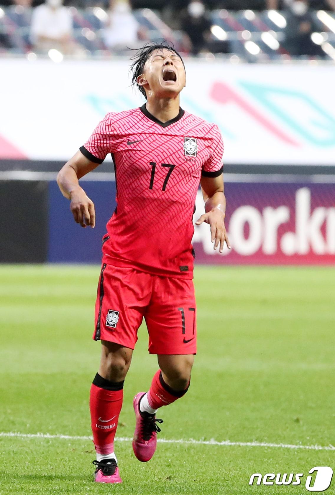 본문 이미지 - 12일 오후 제주도 서귀포시 제주월드컵경기장에서 열린 U-24 올림픽 축구대표팀 친선경기 대한민국과 가나의 경기에서 골 지회를 놓친 이승우가 아쉬워하고 있다. 2021.6.12/뉴스1 ⓒ News1 이재명 기자