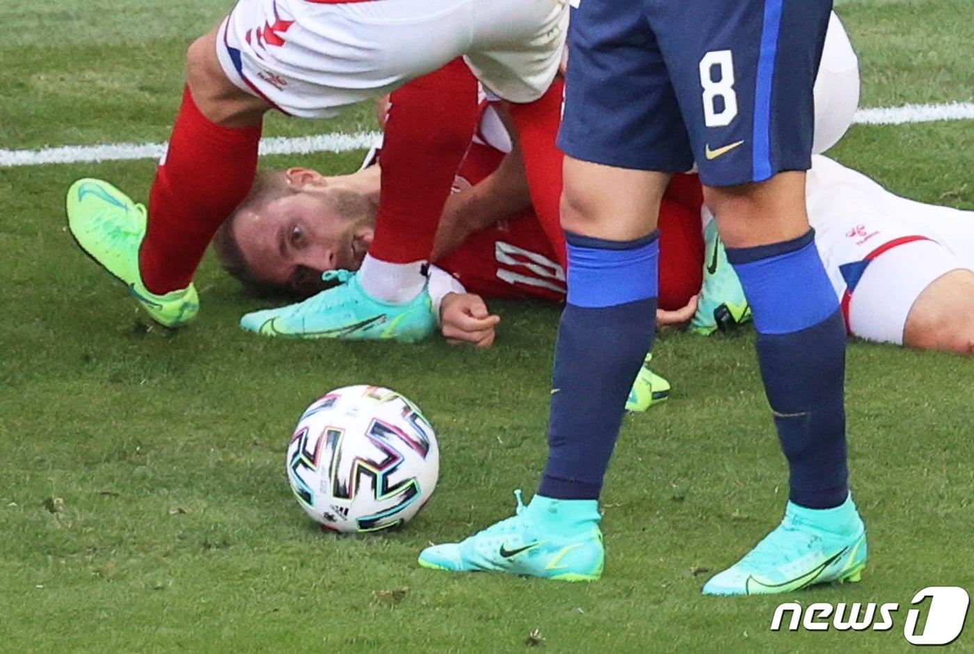 본문 이미지 - 12일(현지시간) 덴마크 코펜하겐에서 열린 축구 경기에서 덴마크 국가대표 미드필더인 크리스티안 에릭센이 경기도중 심장마비로 쓰러졌다. ⓒ 로이터=뉴스1 ⓒ News1 박형기 기자