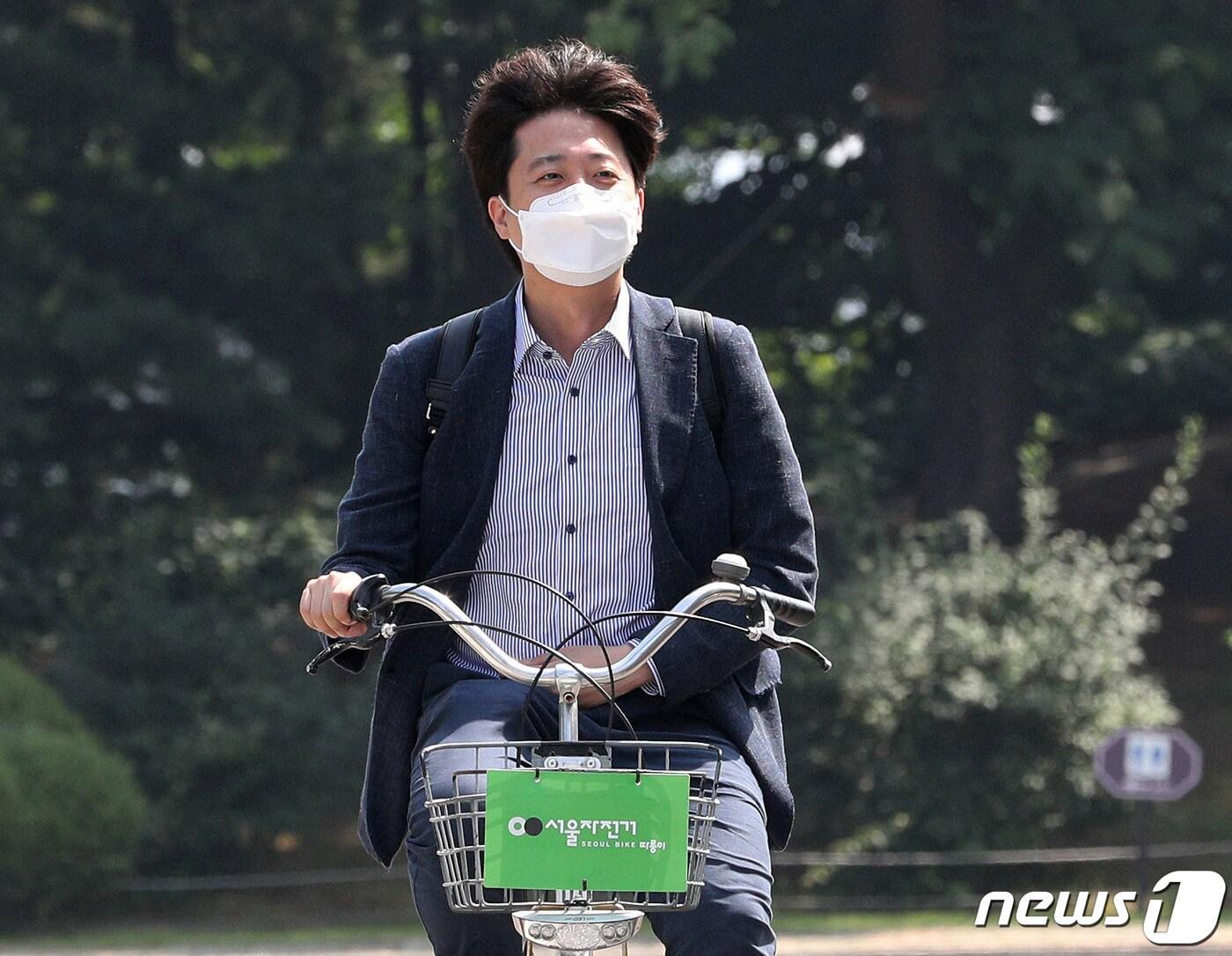 본문 이미지 - 이준석 국민의힘 신임 대표가 13일 오전 서울 자전거 '따릉이'를 타고 서울 여의도 국회의사당역에서 국회로 첫 출근을 하고 있다. 2021.6.13/뉴스1 ⓒ News1 구윤성 기자