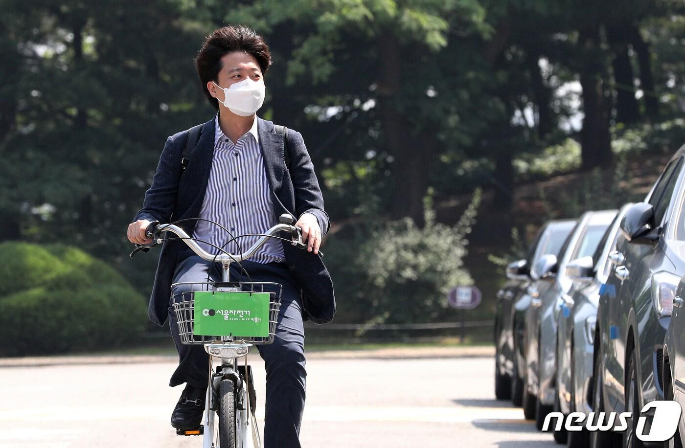이준석 국민의힘 신임 대표가 13일 오전 서울 자전거 '따릉이'를 타고 서울 여의도 국회의사당역에서 국회로 첫 출근을 하고 있다. 2021.6.13/뉴스1 ⓒ News1 구윤성 기자