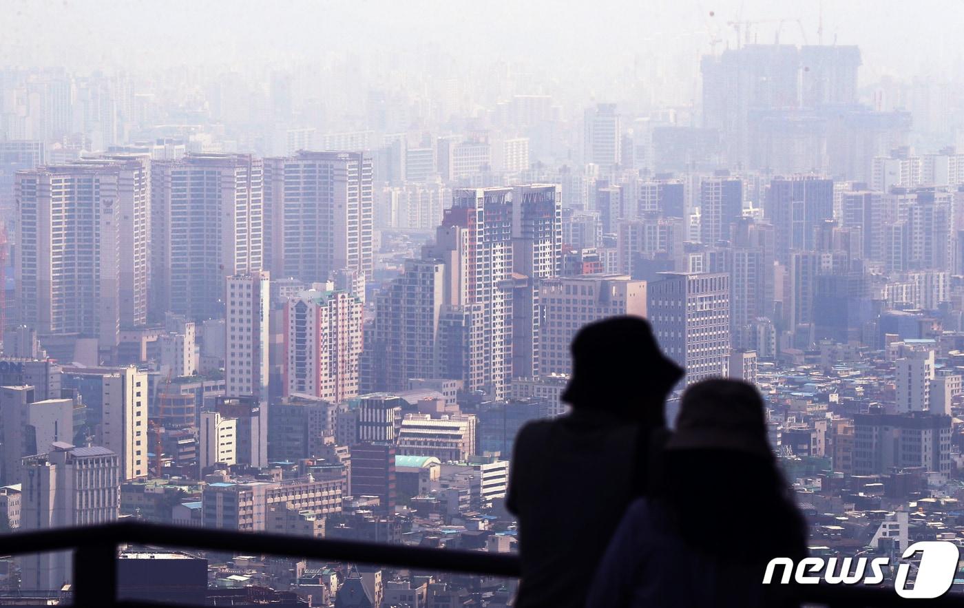 주택담보대출 변동금리 기준인 신규 취급액 코픽스(COFIX·자금조달비용지수)가 전월과 같았다. 이에 따라 시중은행의 주담대 변동금리도 당분간 현 수준을 유지한다. 사진은 13일 서울 중구 남산에서 바라본 서울 시내 아파트 단지 모습. 2021.6.13/뉴스1 ⓒ News1 민경석 기자