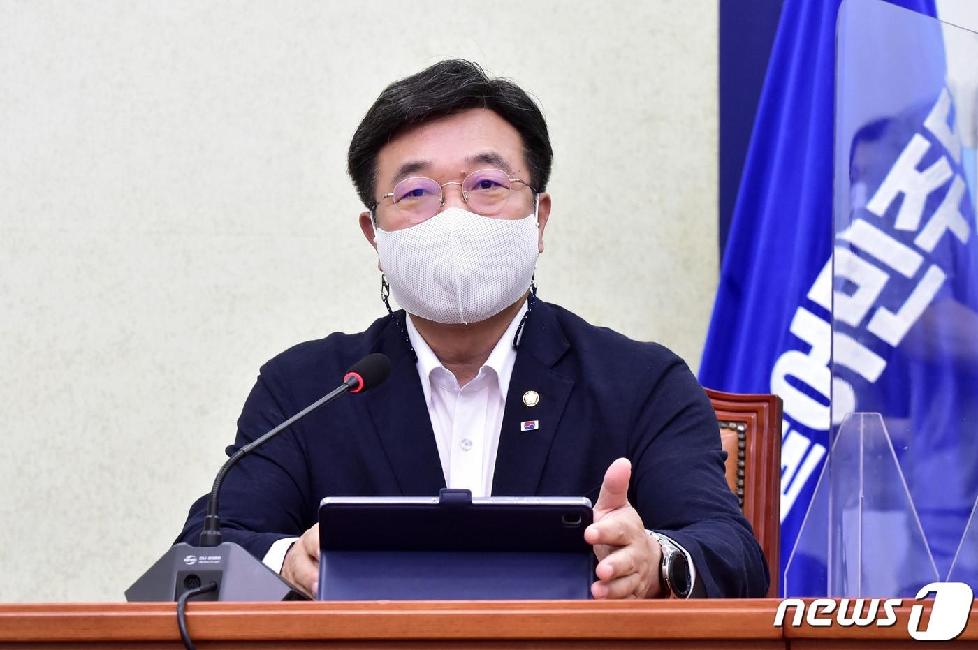 윤호중 더불어민주당 원내대표가 14일 오전 서울 여의도 국회에서 열린 최고위원회의에서 발언하고 있다. 2021.6.14/뉴스1 