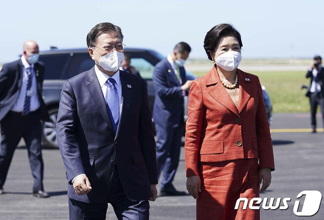 본문 이미지 - 주요 7개국(G7) 정상회의 일정을 마무리한 문재인 대통령과 부인 김정숙 여사가 13일(현지시간) 영국 콘월 뉴키 국제공항에서 공군 1호기로 향하고 있다.(청와대 제공)2021.6.14/뉴스1