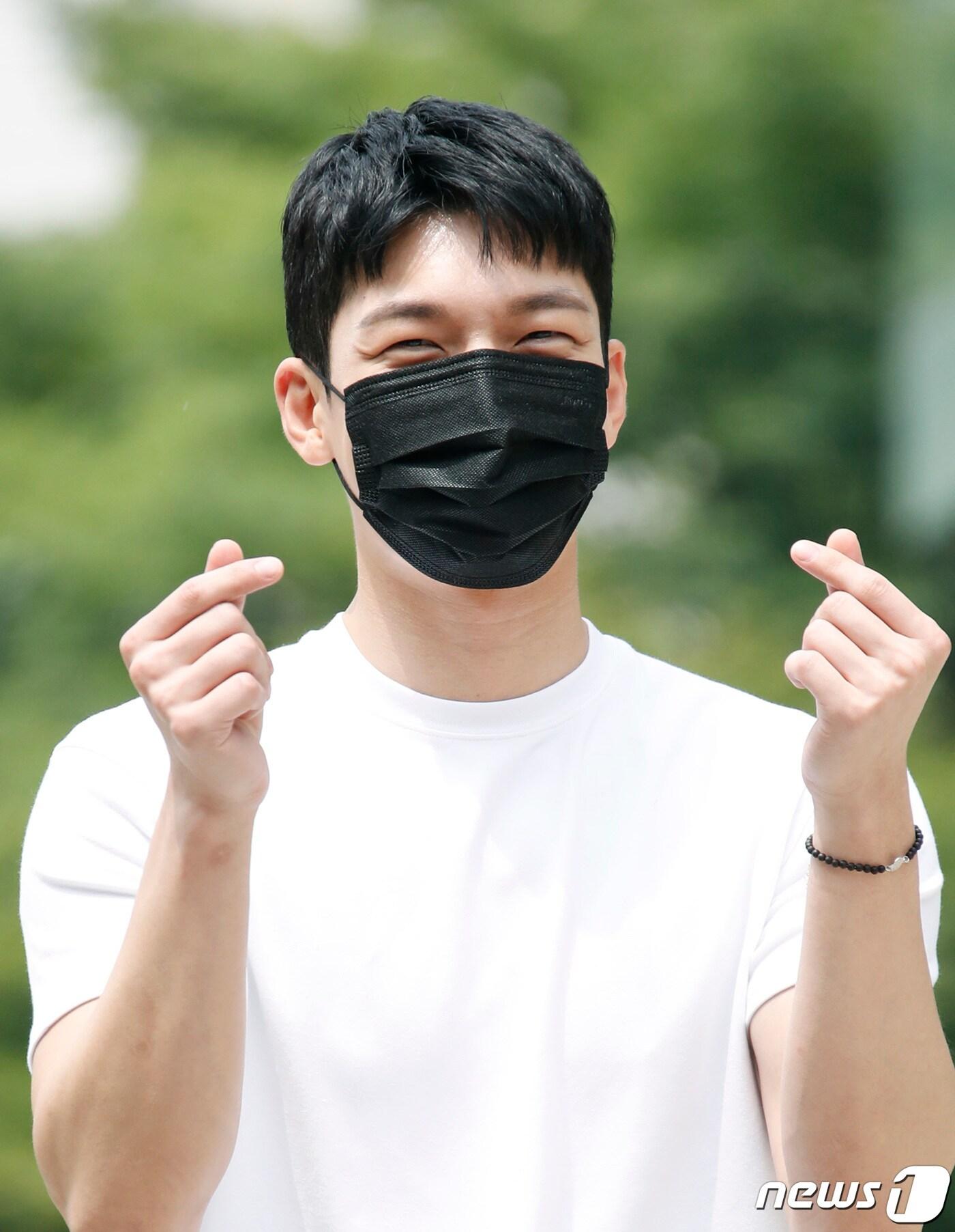 본문 이미지 - 배우 위하준이 14일 오후 서울 양천구 목동 SBS에서 진행되는 SBS 라디오 파워FM '두시탈출 컬투쇼'를 위해 방송국으로 들어서며 포즈를 취하고 있다. 2021.6.14/뉴스1 ⓒ News1 권현진 기자